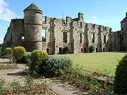 Ruine des Ostflügels, Ansicht vom Hof
