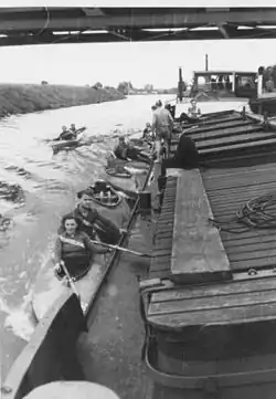 Vereins-sportler mit Faltbooten um 1950
