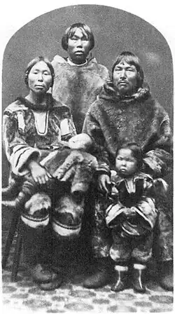 Familie von Abraham, v.&nbsp;l.: Ulrike, Neffe Tobias, Abraham, Töchter Maria (auf Ulrikes Schoß) und Sara (stehend), Foto von 1880