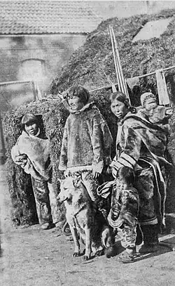 Abraham und seine Familie vor einer Hütte, Foto von 1880