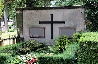 Familiengrabstätte aus der DDR mit Kreuz