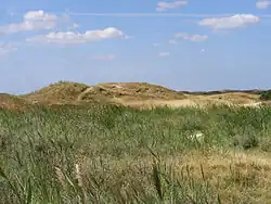 An Loch 14 werden zwei blinde Schläge gefordert. Zunächst muss die Düne mit einem präzisen Schlag überwunden und das dahinterliegende Wasserhindernis links und das Rough rechts vermieden werden.