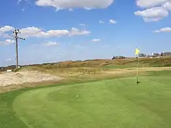 Das Eisenbahnsignal hinter Grün 15. In dieser Stellung ist das Grün als besetzt gekennzeichnet und der nachfolgende Flight muss warten.