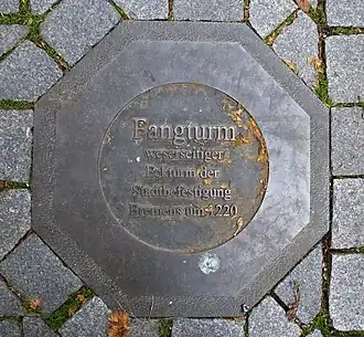 Plakette markiert Mittelpunkt