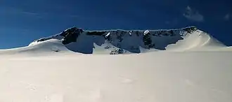 Der Fannaråki von Norden vom Gletscher Fannaråkbreen aus gesehen. Rechts der höchste Punkt, links die Fannaråknosi (1990 m)