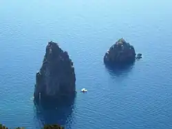 Faraglioni (Pietra Lunga und Pietra Menalda) vor der Insel Lipari (⊙38.43967214.943016)
