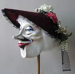 Fertig bemalte und montierte Larve einer «Alti Dante» (Alte Tante)