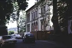 Bahnhofsvorplatz und Fassade des Bahnhofsgebäudes vor Abriss, ca. 1988