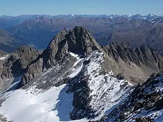 Blick von der Saumspitze auf die Fatlarspitze. Im Hintergrund die Ötztaler Alpen.