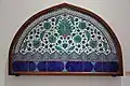 Ausstellungsstück, Bogenfeld mit farbigen Fliesen aus Iznik (ca.&nbsp;1575)