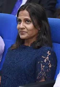 Fazna Ahmed, eine dunkelhäutige Frau mit langen glatten Haaren und einer Bluse aus blauer Spitze. Nationale Universität der Malediven.2020.