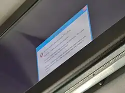 Das Foto zeigt eine Fehlermeldung auf einem Bildschirm in einem Bus, der eigentlich die nächsten Haltestellen zeigt.