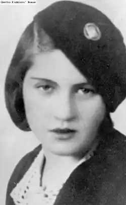 junge schöne Frau mit schräg aufgesetzter Baskenmütze