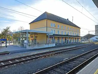 Das Aufnahmsgebäude von der Gleisseite