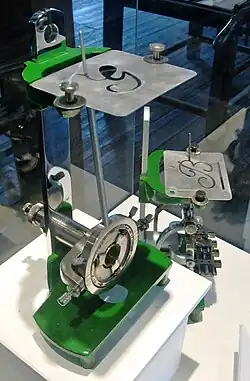 Vom Firmengründer entwickelte und patentierte Trauringgraviermaschine