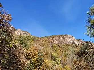 Die Felsformation des Altenbergs oberhalb von Gries am Guntschnaberg