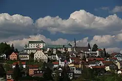 Hochschloss, unteres Schloss und Pfarrkirche Mariä Himmelfahrt