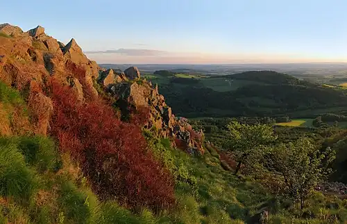 Felsriegel im Gipfelbereich mit Blick nach Westen, rechts der Stellberg