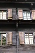 Fenster, Fensterläden und Zierelemente in der Südfassade