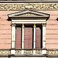 Fasziertes Gebälk einer Dreifenstergruppe (Martin-Gropius-Bau, Berlin)