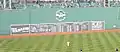 „The Green Monster“ im Fenway Park in Boston mit der manuellen Anzeigetafel
