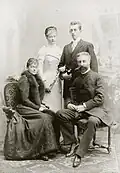 Sophie Charlotte mit ihrem Mann Herzog Ferdinand von Alençon (vorne) und den Kindern Louise und Emmanuel (hinten), um 1888