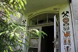 Ehemaliges Ferienheim des VEB BKK Böhlen mit Hammer und Schlägel (Zustand 2015)