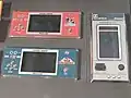 Zwei Game & Watches der Crystal-Screen-Serie (links) und eines der Super-Color-Serie (rechts)