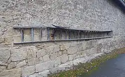 Öffentlicher Einreißhaken mit Feuerleiter unter der Dachtraufe einer Scheune (Fölziehausen, Landkreis Hildesheim), 2021