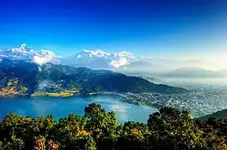 Blick von der Shanti Stupa auf den Phewa-See und die Stadt