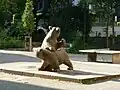 Spielende Bärengruppe aus Beton, 1954, Standort Schulhof der GBS Ffm-Bockenheim