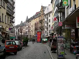 Im Hintergrund: Der Zugang von der Leipziger Straße