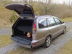 Geöffnete geteilte Heckklappe