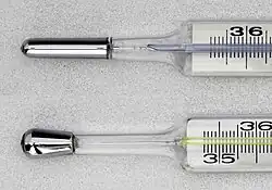 Verschiedene Messspitzen (oben: Universalmessspitze für alle klassischen Messarten, unten: Rektalmessspitze für die Messung im After)