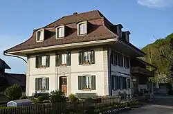 Klassizistischer Wohnstock am Ortsausgang, ursprünglich eine Einheit mit dem benachbarten Doppefamilienbauernhaus