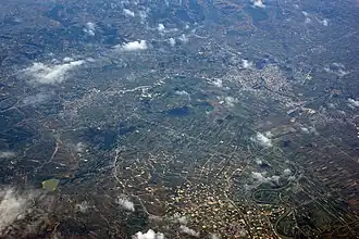 Luftaufnahme von Fier (oben rechts im Bild) an der Gjanica (2010)