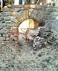 Der wohl zu einem südlich gelegenen kleinen Praefurnium gehörende Bogen neben dem Heißwasserbecken