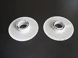 Spule mittels Bajonettverschluss in zwei Hälften geteilt