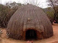 traditionelle Rundhütte, wie sie in Eswatini häufig anzutreffen ist, vollständig aus natürlichen Materialien gebaut mit kuppelförmig Dach aus einem dichten Geflecht aus Gras oder Reet