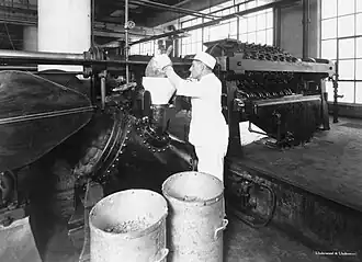 Befüllen des Schmelzkessels