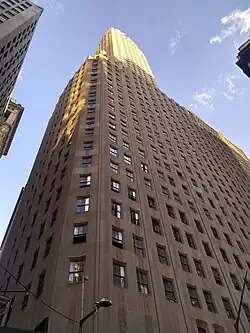 Angefaste Ecke am Broadway und der Wall Street