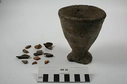 hochmittelalterlicher Becher, Grab D12 oder D13