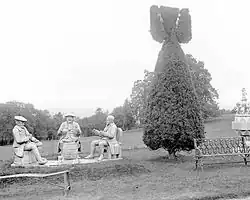 Von Norden: Tam o’ Shanter und seine Freunde beim Trinken im Kirkton Jean’s: „(…) While we sit bousing at the nappy, An’ getting fou and unco happy (…)“