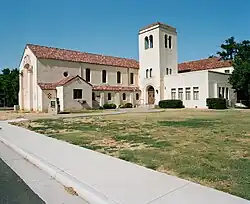 Links: Die First United Methodist Church in Willows, Kalifornien, aufgenommen mit einer Pentax 67 und dem SMC Pentax 67 55mm f/4 auf Kodak Portra 160. Rechts: Ansicht der Aufnahmesituation (iPhone 15 Pro).