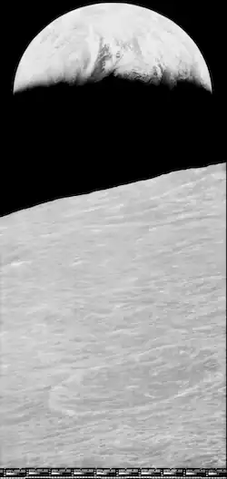 Die aufbereitete Version des Bildes im Rahmen des Lunar Orbiter Image Recovery Project aus 2008.