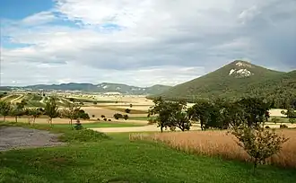 Blick auf die Fischauer Vorberge von Zweiersdorf über die Senke der Neuen Welt, rechts der Kienberg (650&nbsp;m), dann Mitterberg (520&nbsp;m), Prossetschlucht, Burg Emmerberg mit Schlossberg (584&nbsp;m), Größenberg (605&nbsp;m), Muthmannsdorf