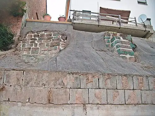 Rest der Klostermauer mit Strebepfeiler