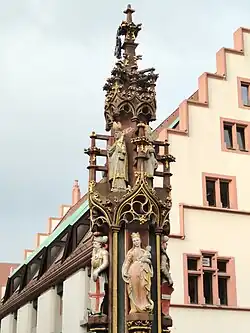 Fischbrunnen vor dem Kornhaus, Kopie des ältesten Stadtbrunnens (1483) am heutigen Standort