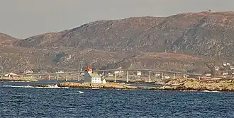 Flåvær fyr mit der Nerlandsøybrua im Hintergrund