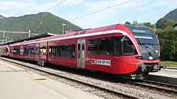 Nachdem die Kupplung zwischen den beiden Zügen gelöst wurde, setzt der vordere Zug RABe 526 282 seine Fahrt nach Malleray-Bévilard fort.